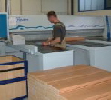 Produktion Zuschnitt an der liegenden Plattens�ge